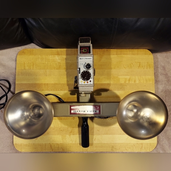 1950S BELL & HOWELL 8MM CAMERA & HAND-HELD LIGHT BAR FOR INDOOR PROJECTOR MOVIES - Picture 3 of 14